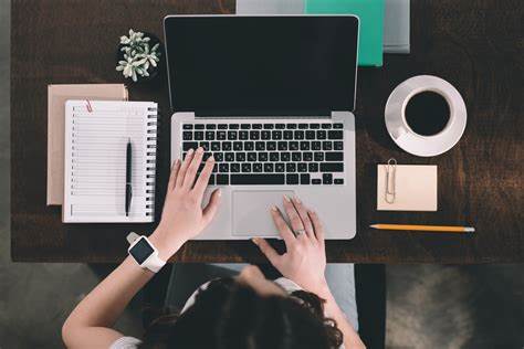 Una persona estudiando en una computadora portatil